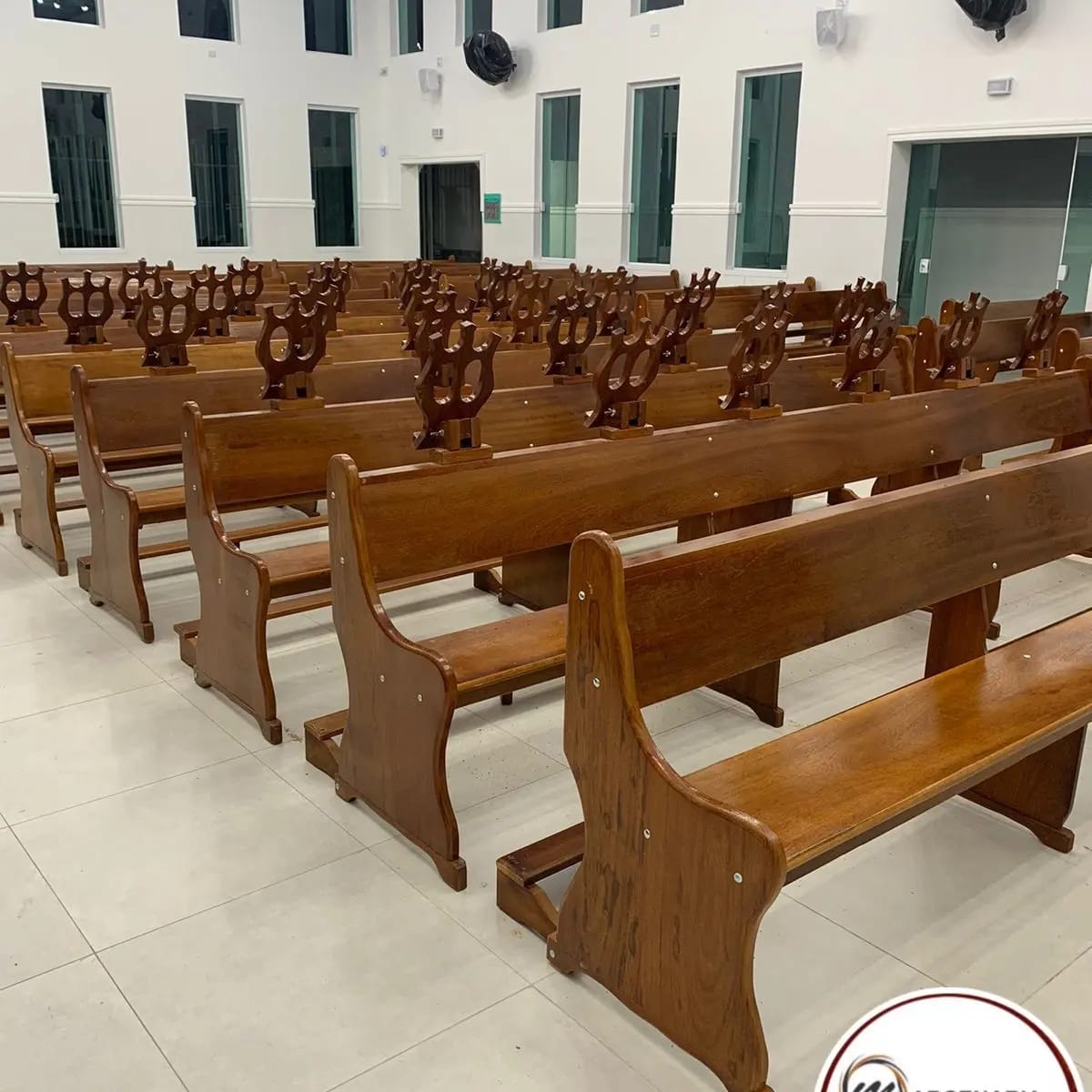Bancos para igreja – Marcenaria Rezende