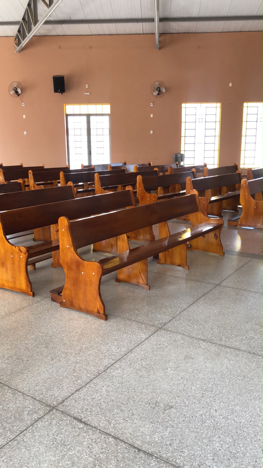 Bancos para igreja – Marcenaria Rezende