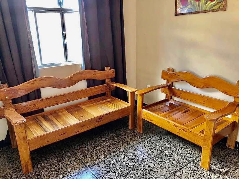 Poltronas e Sofás em Madeira – Marcenaria Rezende