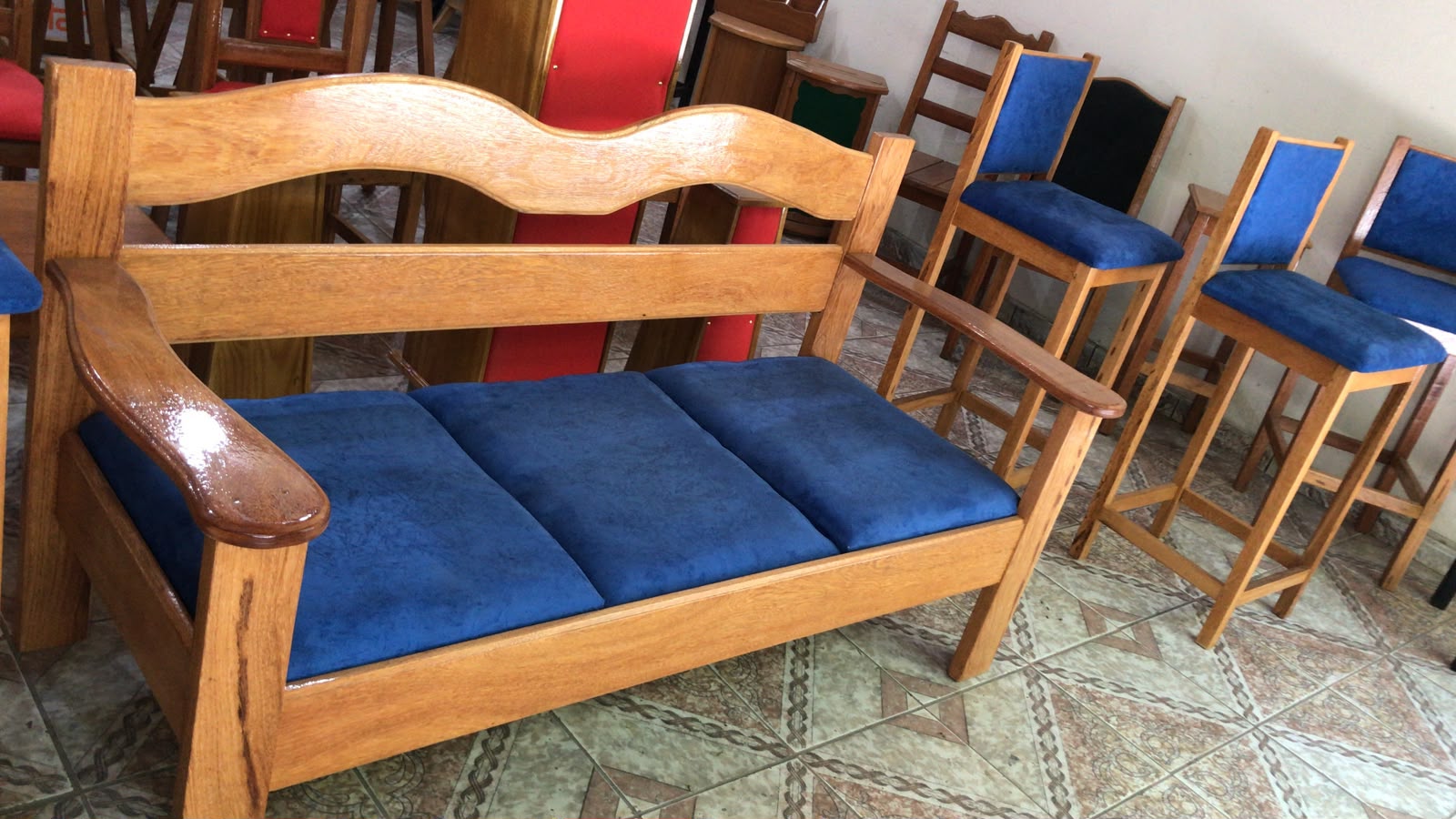 Poltronas e Sofás em Madeira – Marcenaria Rezende